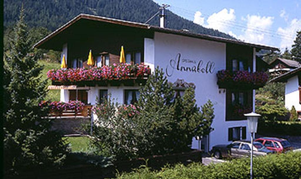 a building with flowers on the front of it at Gästehaus Annabell und Barbara in Sautens