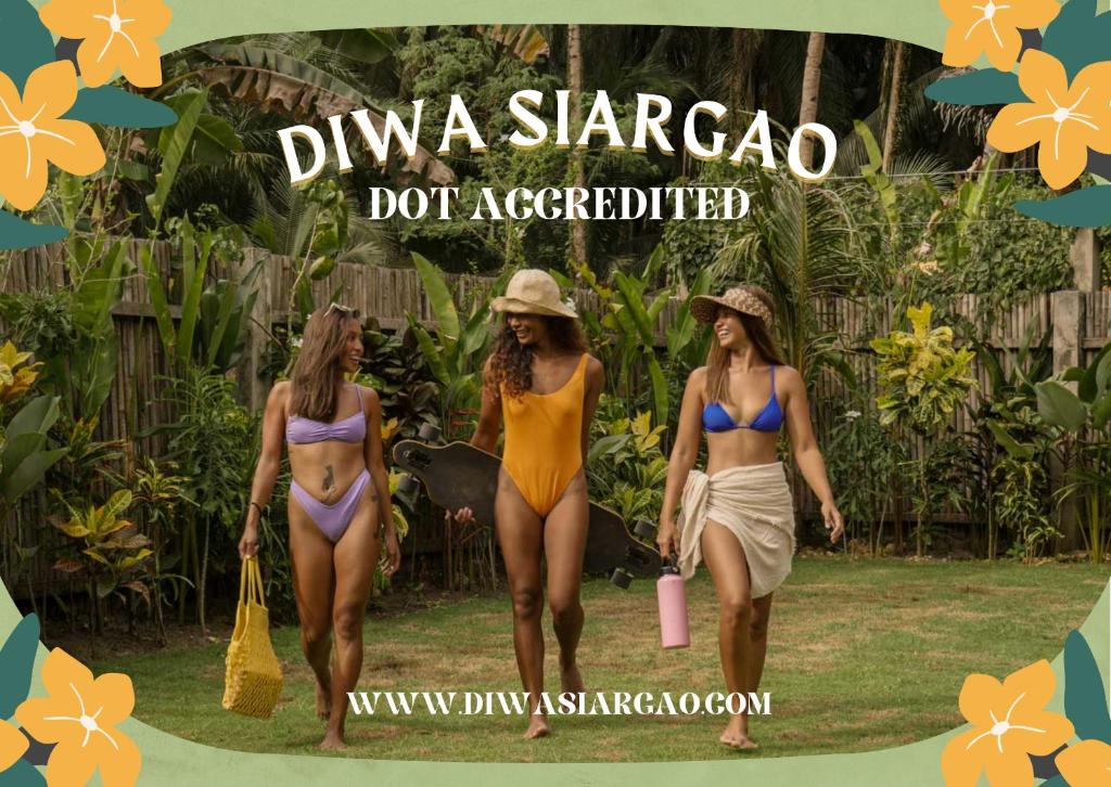 Tres mujeres en traje de baño caminando por la hierba en Diwa Siargao Eco-House en General Luna
