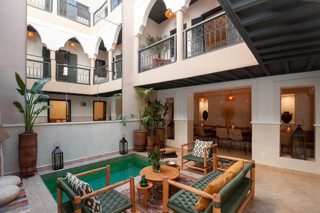a living room with a pool in the middle of a building at Riad Algora en exclusivité 13 P au cœur de la Médina in Marrakesh