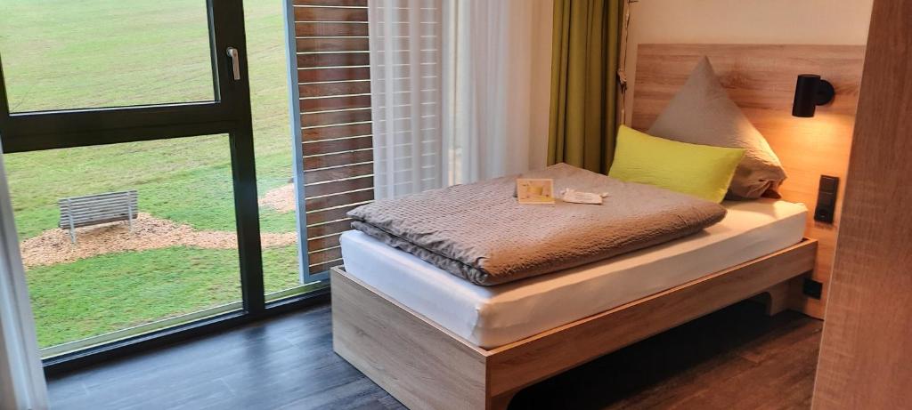 Un pat sau paturi într-o cameră la Hotel FÜNF10