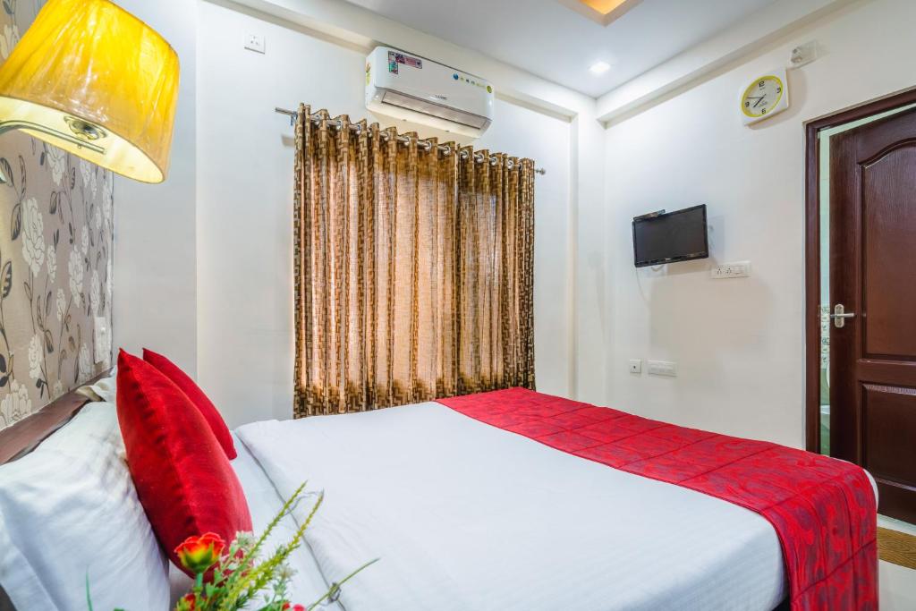 Postel nebo postele na pokoji v ubytování Almas Residency