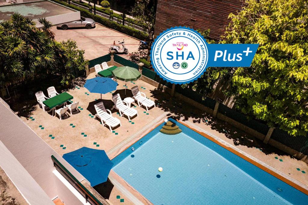 uma vista superior para uma piscina com cadeiras e guarda-sóis em Sirin Hotel Hua Hin em Hua Hin