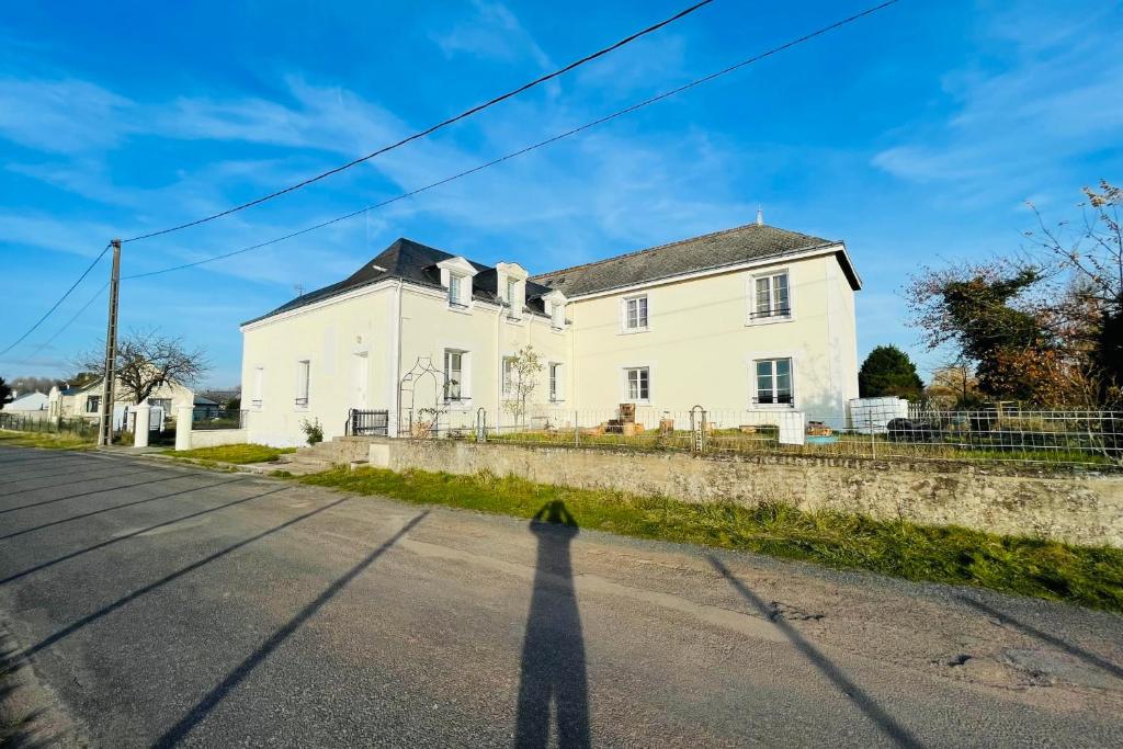 une maison blanche sur le côté d'une route dans l'établissement Apartment 