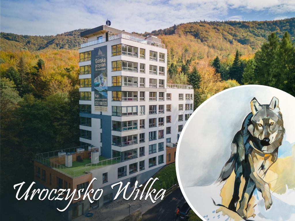een schilderij van een wolf voor een gebouw bij Apartament Spokoloko Kurort Kozubnik Uroczysko Wilka in Porąbka