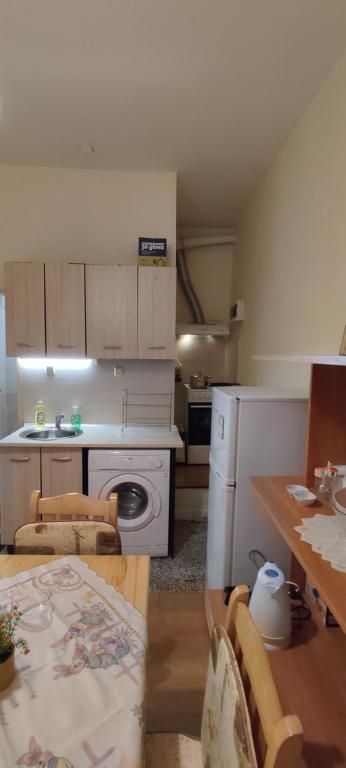 A kitchen or kitchenette at Comfortable and cosy studio near NDK