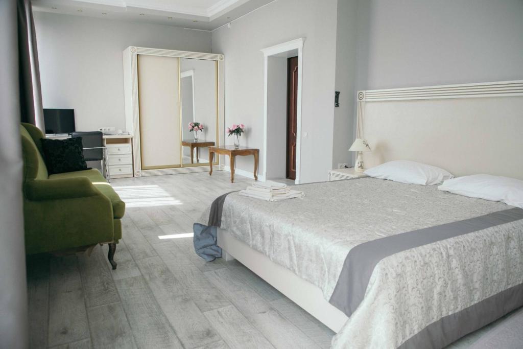 マハチカラにあるHotel Luxのベッドルーム1室(ベッド1台、椅子、デスク付)