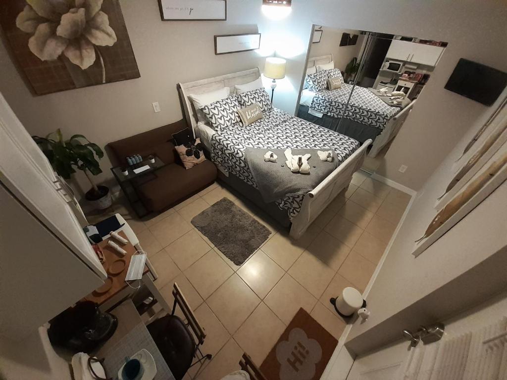 uma vista superior de um quarto com uma cama em LUXURIOUS COZY STUDIO. em Tampa