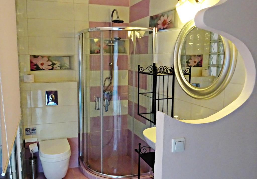 Koupelna v ubytování Red Rose Artistsvillas