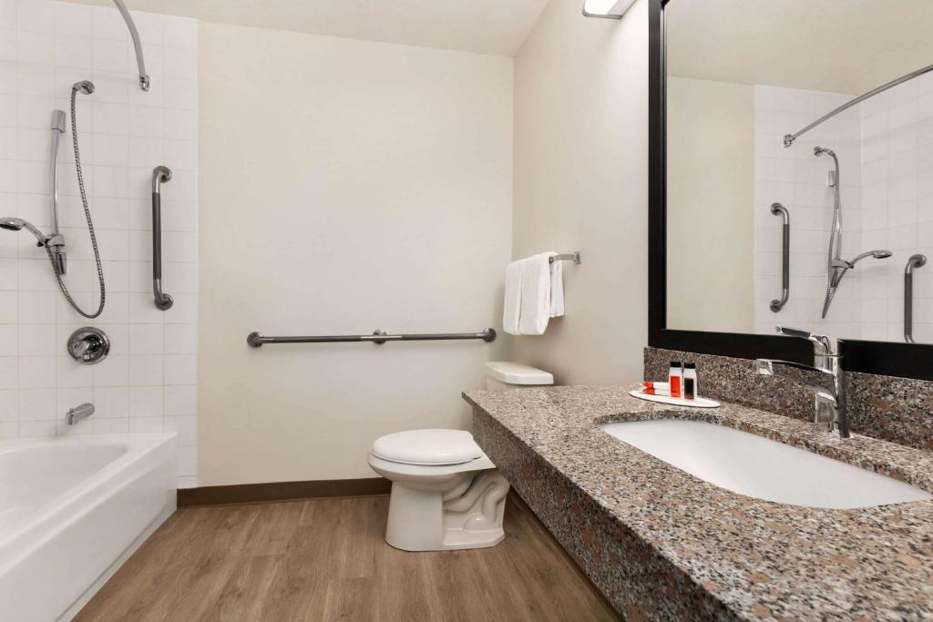 
Queen Room with Bath Tub - Mobility Accessible/Non-Smoking
