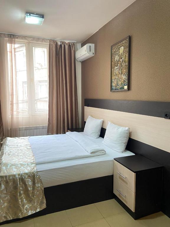 Postel nebo postele na pokoji v ubytování Premium Hotel Yerevan