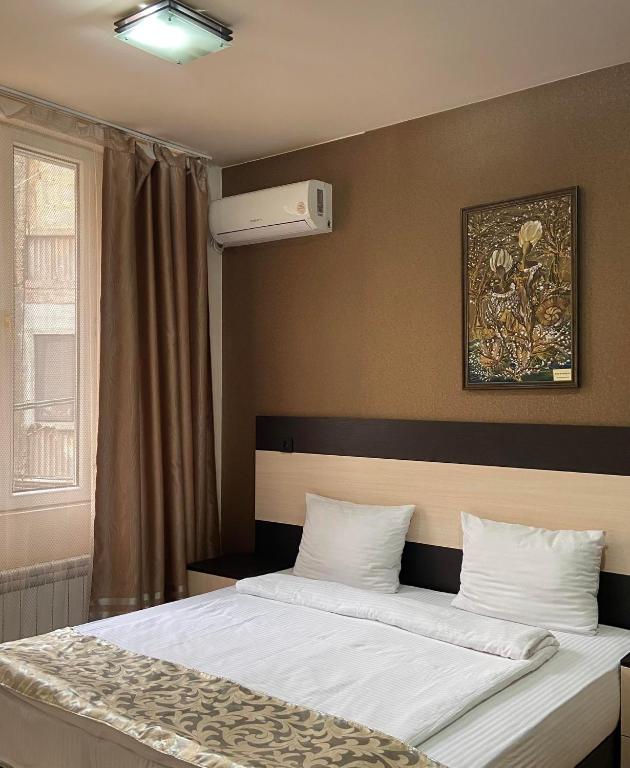 Postel nebo postele na pokoji v ubytování Premium Hotel Yerevan