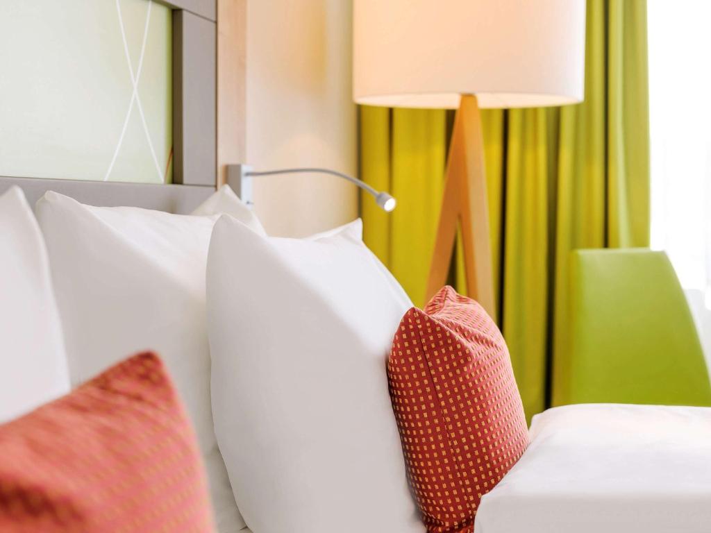 Postel nebo postele na pokoji v ubytování Mercure Hotel Saarbrücken City