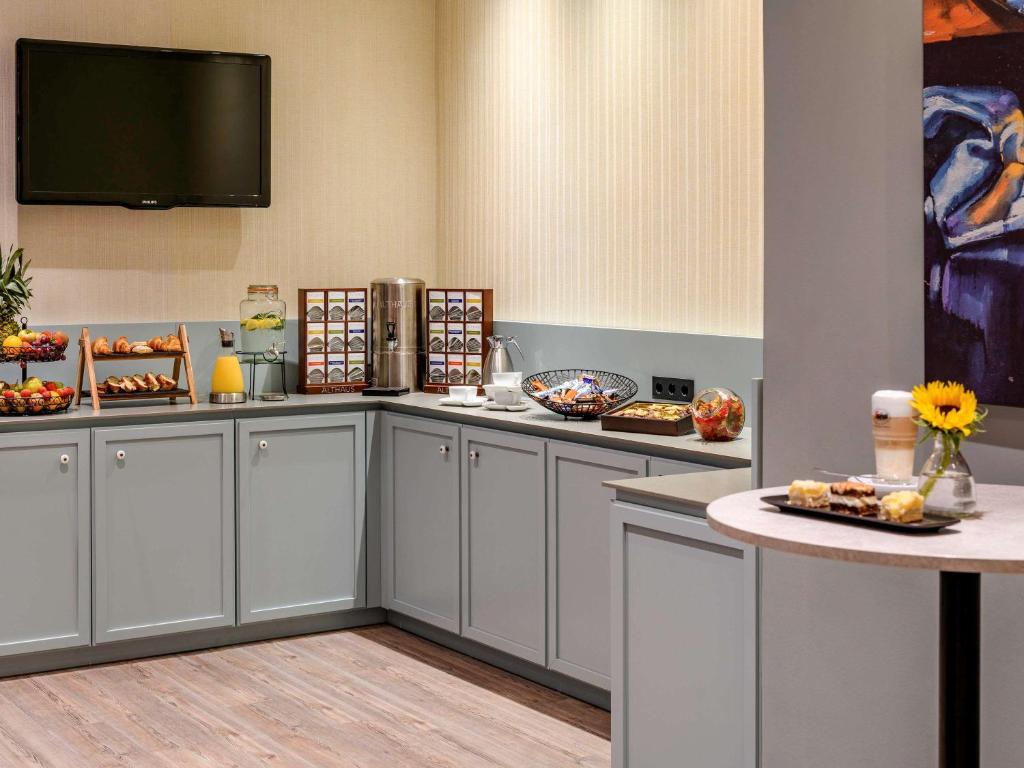 Kuchyň nebo kuchyňský kout v ubytování Mercure Hotel Saarbrücken City