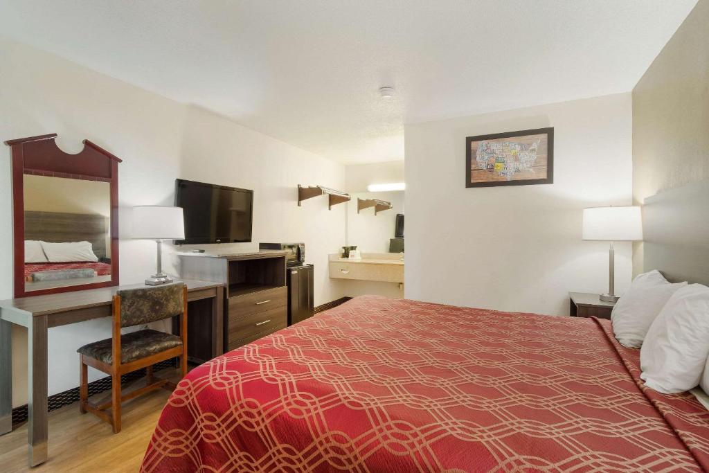 Postel nebo postele na pokoji v ubytování Econo Lodge