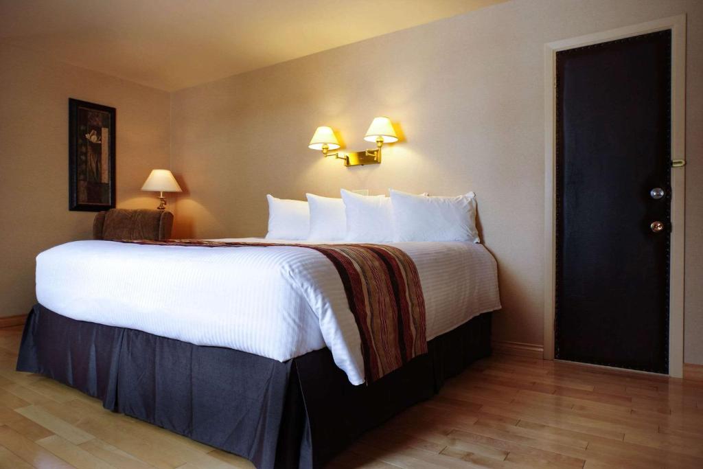Giường trong phòng chung tại Rodeway Inn