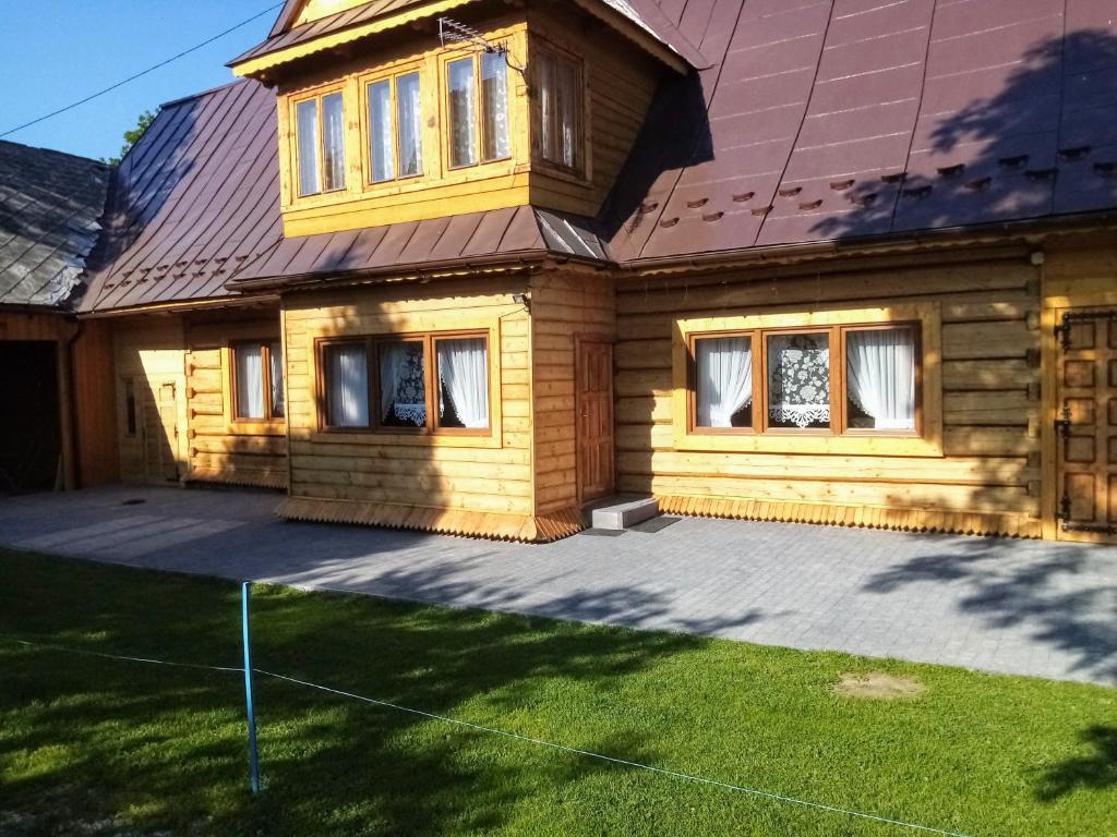 een geel huis met een gambrel dak bij U Huraja in Groń