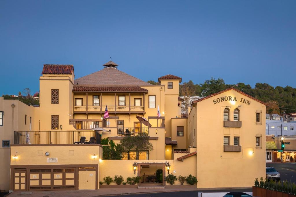 een uitzicht op een gebouw in een stad bij Historic Sonora Inn in Sonora