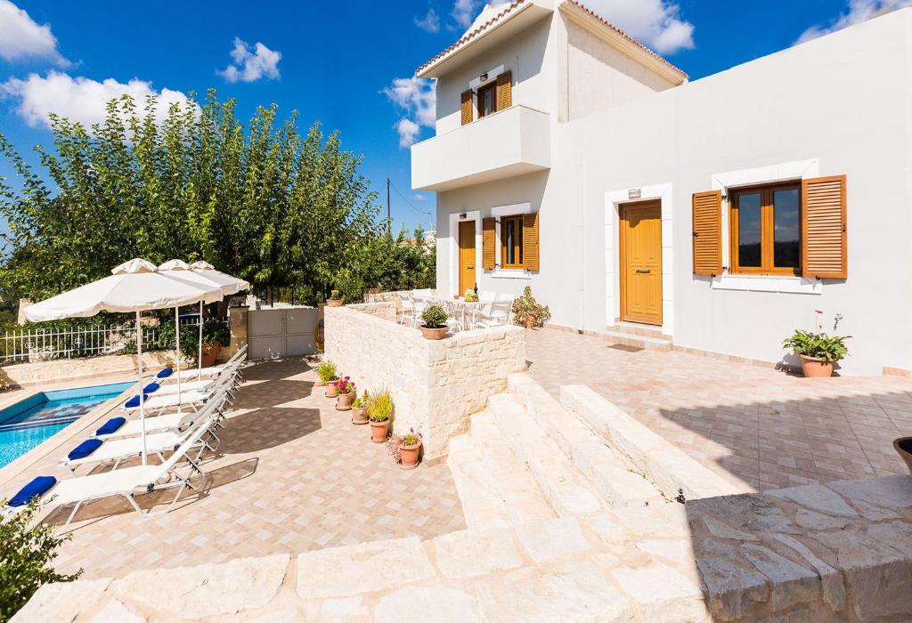 Basen w obiekcie Antigoni Villa, a back-to-nature sanctuary, By ThinkVilla lub w pobliżu