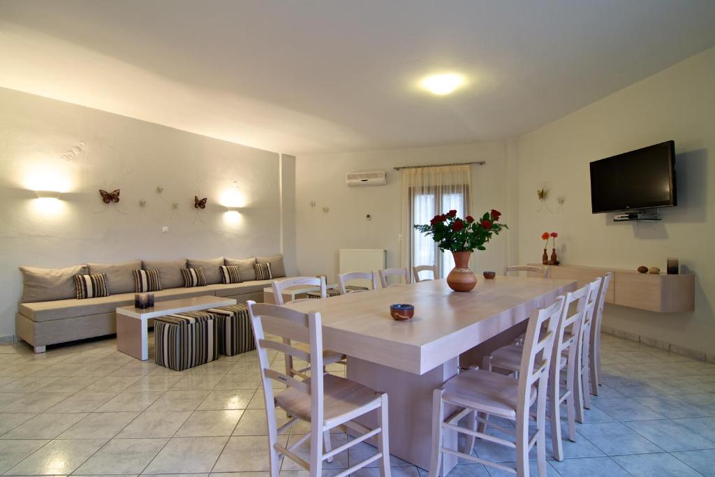 Telewizja i/lub zestaw kina domowego w obiekcie Antigoni Villa, a back-to-nature sanctuary, By ThinkVilla