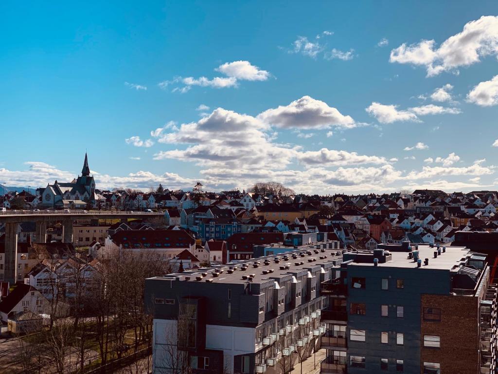 vistas a una ciudad con edificios y un cielo azul en Stavanger Small Apartments - City Centre en Stavanger
