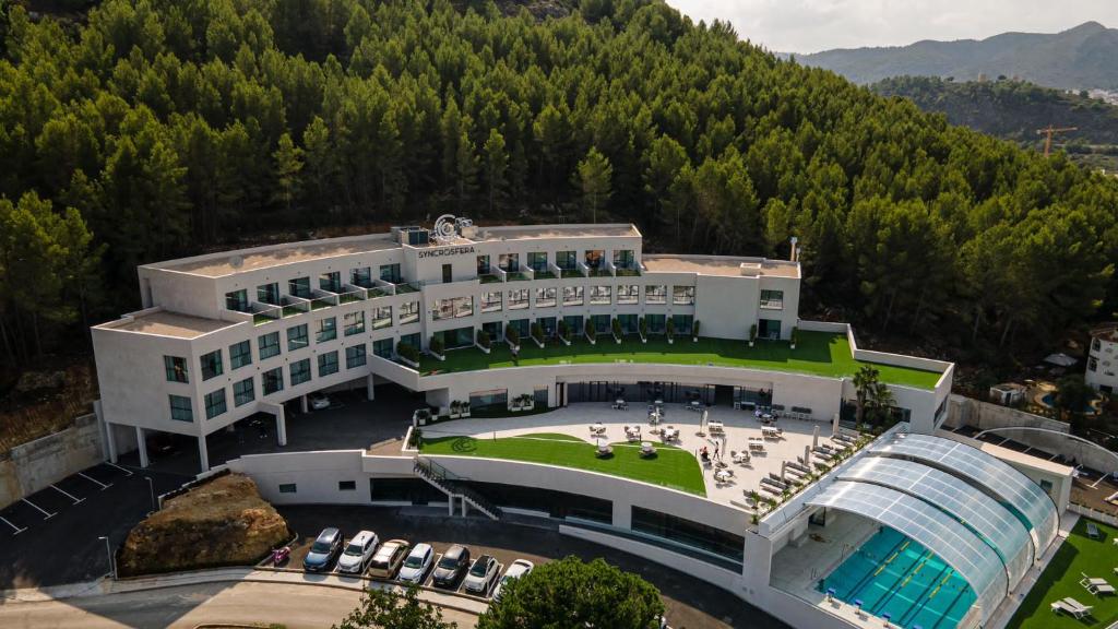 uma vista aérea de um edifício com piscina em Syncrosfera Fitness & Health Hotel Boutique em Pedreguer