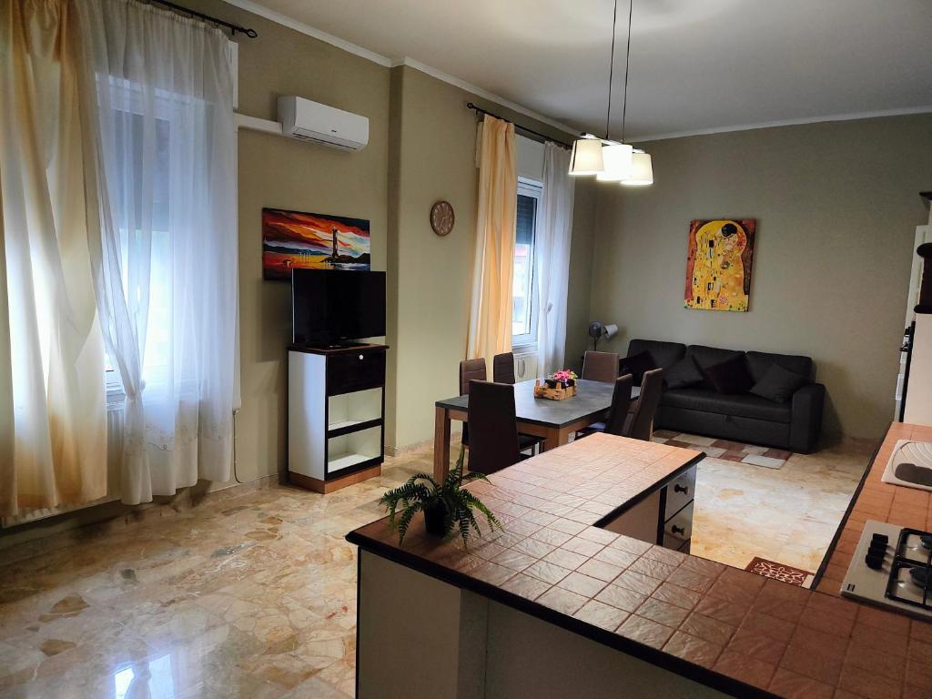 sala de estar con sofá y mesa en Appartamenti ai giardini en Palermo