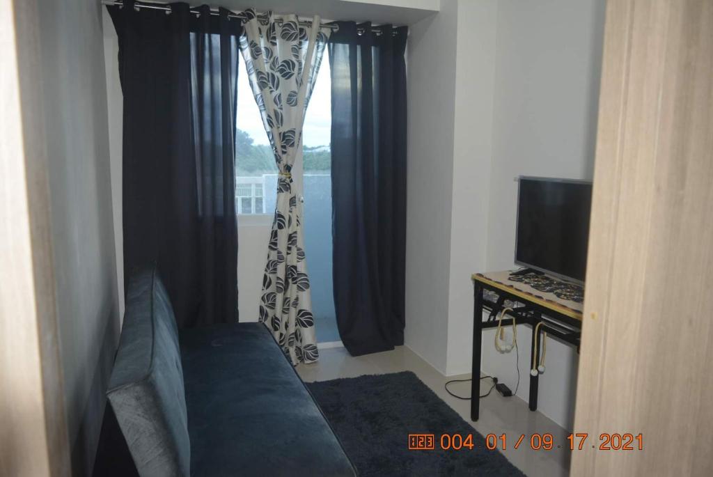 Lovely Condo 2-BR w/balcony in SM-Sucat, Paranaque - Two-Bedroom Apartment