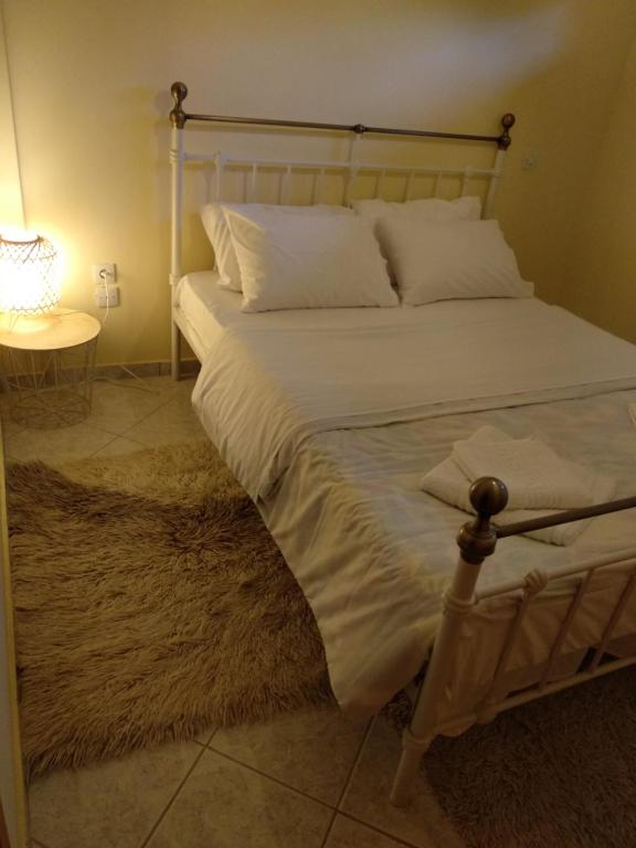 Ein Bett oder Betten in einem Zimmer der Unterkunft POLYTIMI HOUSE