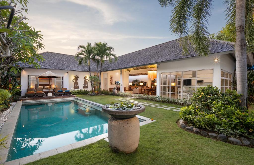 - une vue sur l'extérieur d'une maison avec une piscine dans l'établissement Villa Kiran 1 Seminyak, Big Pool! Big Garden!, à Seminyak
