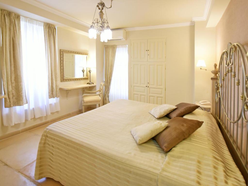 Ένα ή περισσότερα κρεβάτια σε δωμάτιο στο Angelica Traditional Boutique Hotel