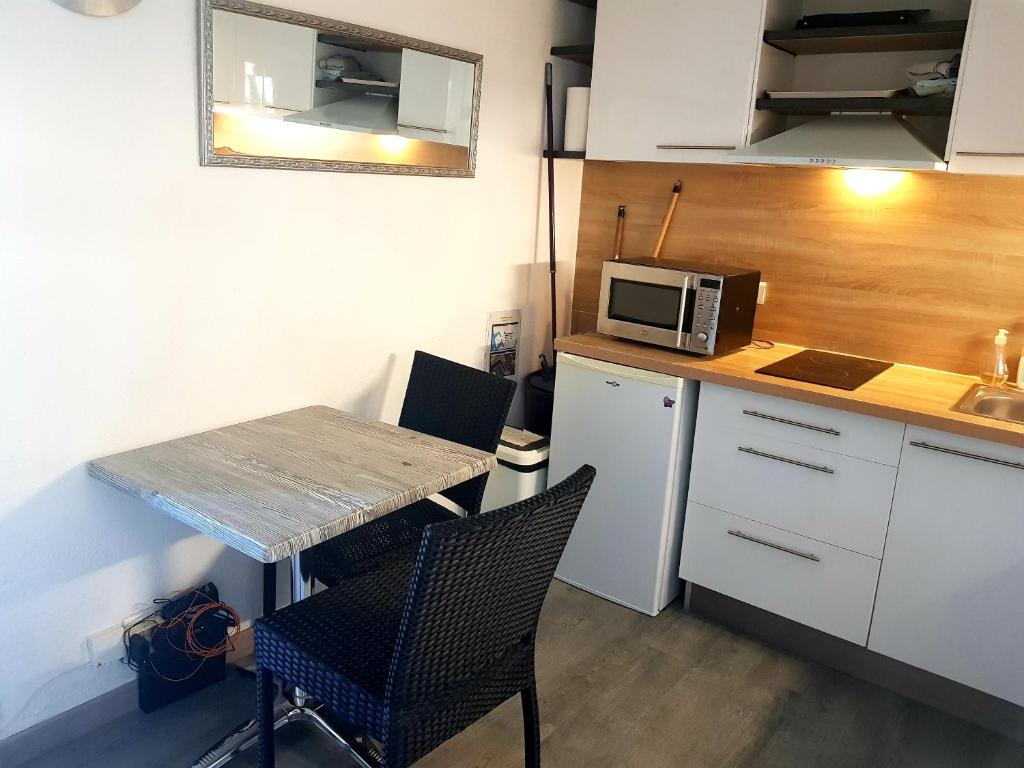 Studio climatisé classe 2 dans marina proche mer et etang - lit wifi fibre et parking privé - Apartamento De Una Habitación