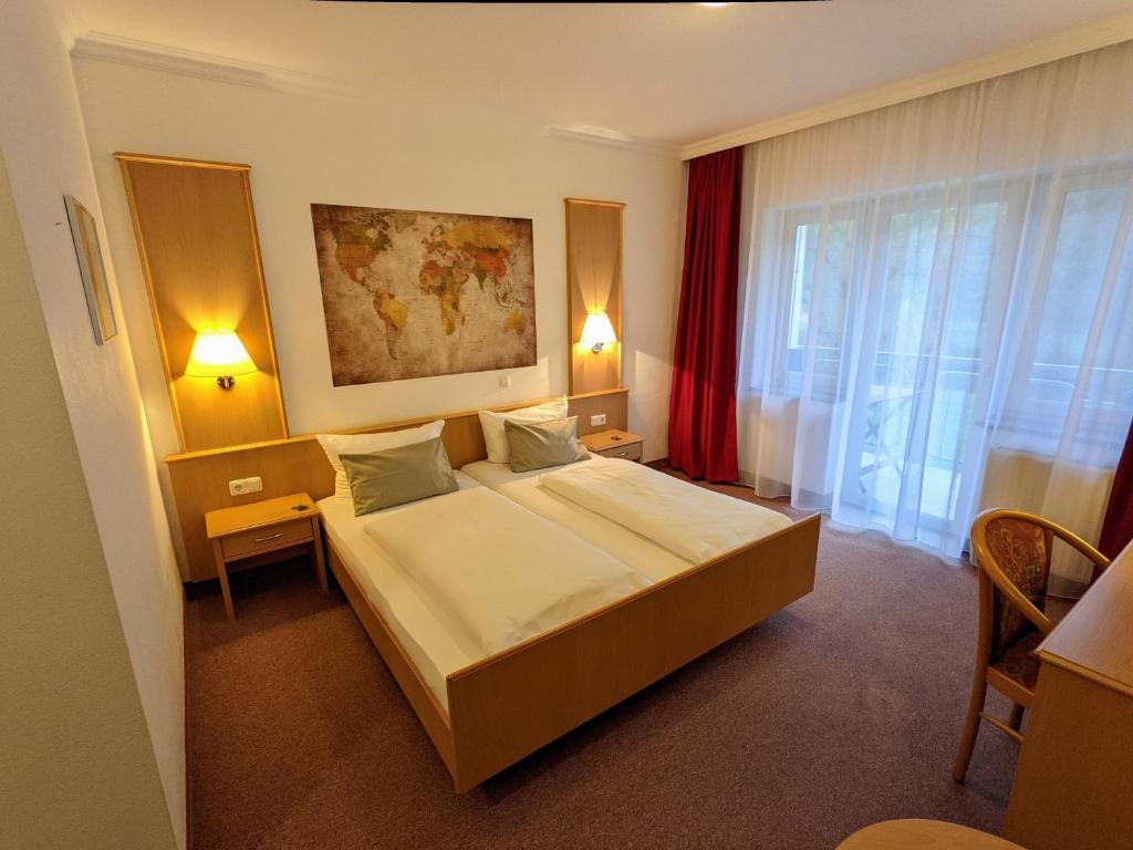 Postel nebo postele na pokoji v ubytování Hotel Saaletalstuben