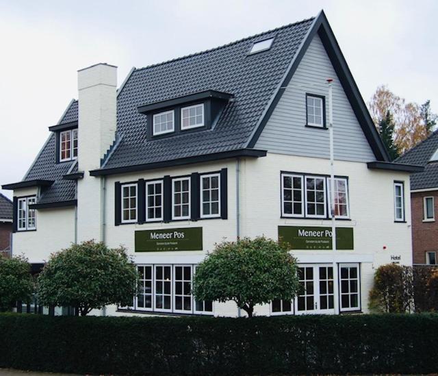 duży biały dom z czarnym dachem w obiekcie Meneer Pos w mieście Velp
