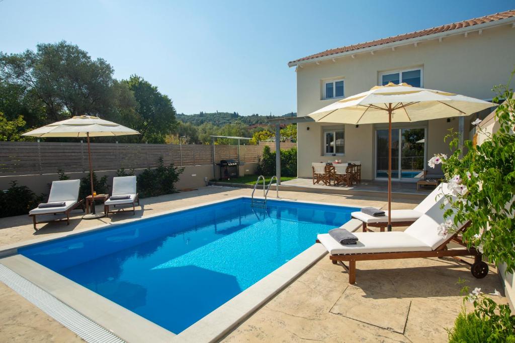 Bazén v ubytování Grappolo Lefkada Villas - Villa Vertzami just 2 km from Lefkada town nebo v jeho okolí