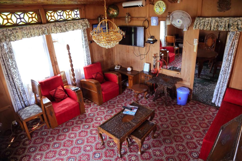 Posezení v ubytování Houseboat Zaindari Palace