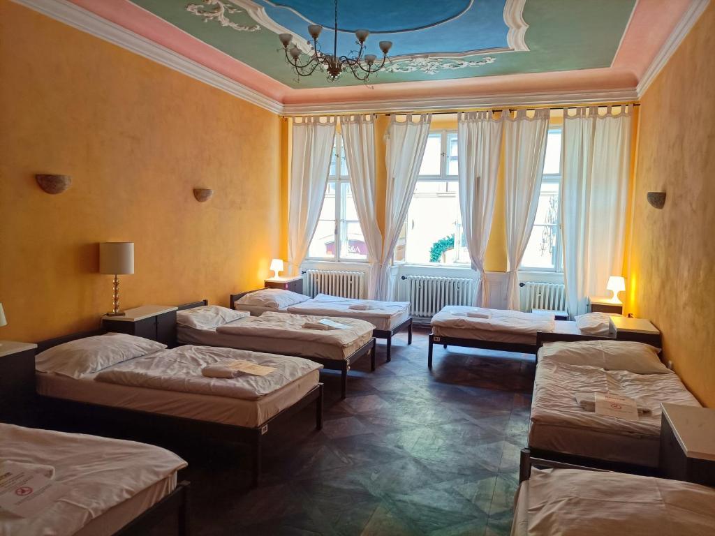 Postel nebo postele na pokoji v ubytování Charles Bridge Hostel & Apartments