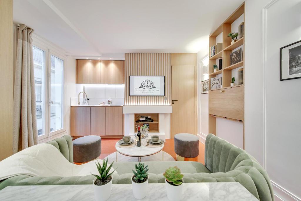 un salon avec un canapé et une table dans l'établissement Amazing Historical Parisien Flat Next To Louvre Area - 3, à Paris
