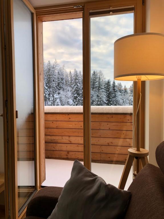 Zimmer mit Fenster und Blick auf schneebedeckte Bäume in der Unterkunft Slunečný apartmán in Černý Důl