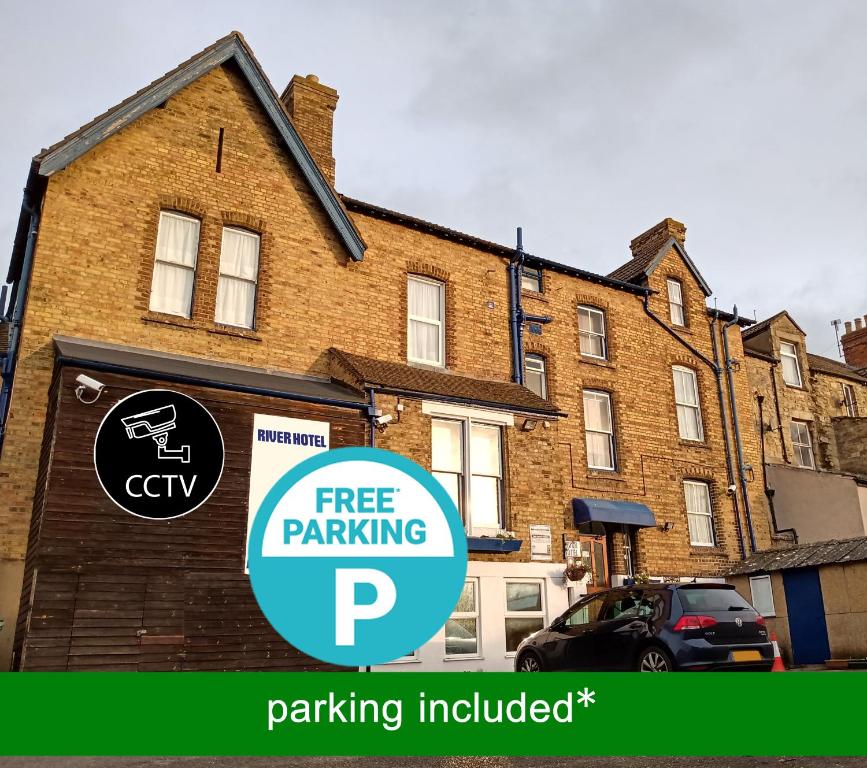 a building with a free parking sign in front of it at River Hotel in Oxford