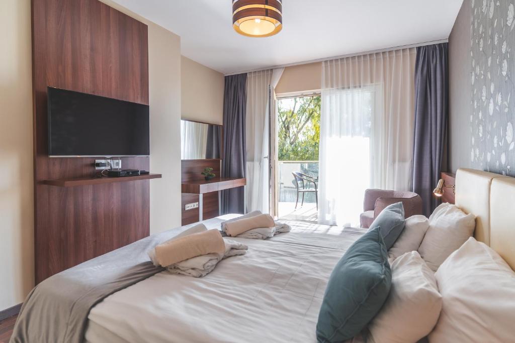 Postel nebo postele na pokoji v ubytování Velence Sunset Wellness Apartman