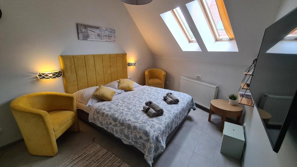 ein kleines Schlafzimmer mit einem Bett und einem Stuhl in der Unterkunft Apartament Strumyk in Czarnków
