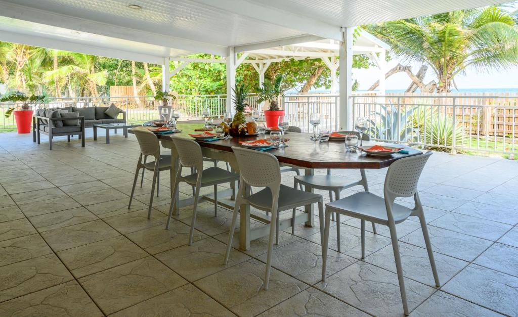 Restaurace v ubytování Villa les Amandiers 8 chambres face à la mer!