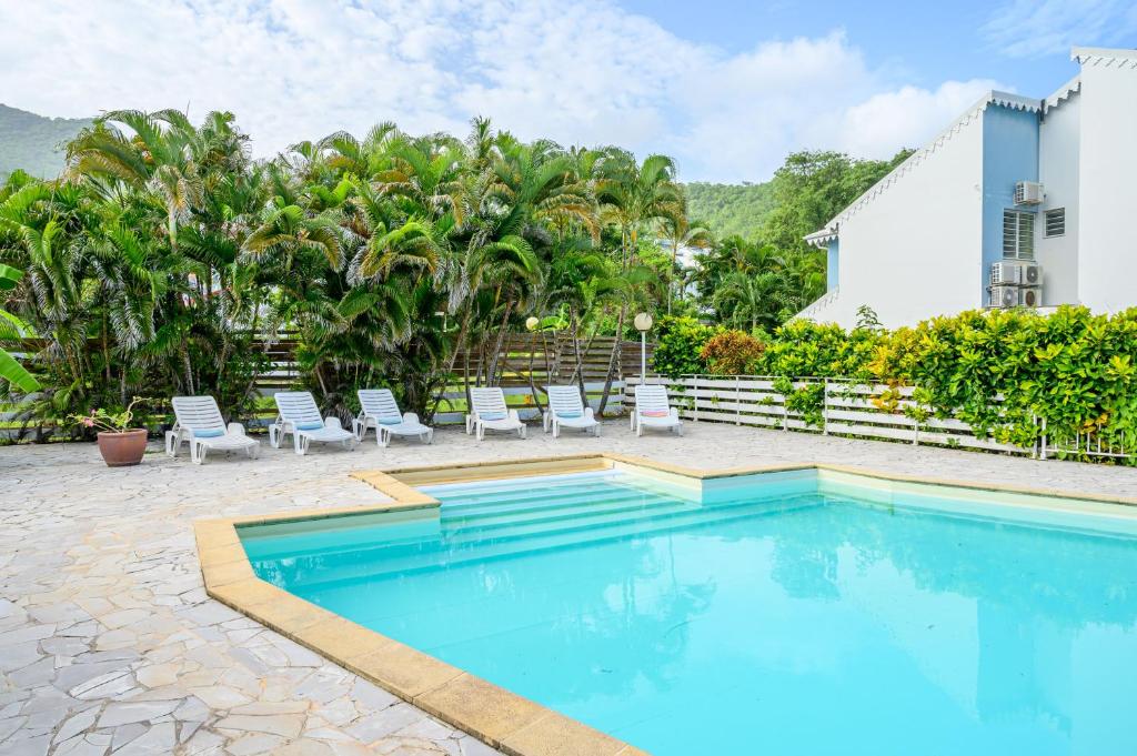 Bazén v ubytování Villa les Amandiers 8 chambres face à la mer! nebo v jeho okolí