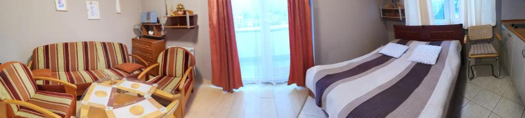 Posteľ alebo postele v izbe v ubytovaní Apartament Reymonta z widokiem na morze
