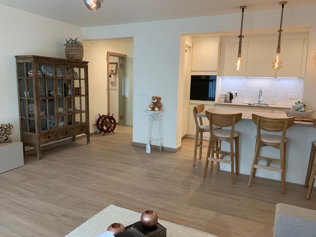 a living room with a kitchen with a counter and chairs at Northastic Suite in Ostend