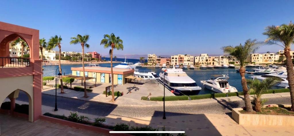 uitzicht op een jachthaven met boten in het water bij Tala Bay Resort Aqaba - Seafront one bedroom apartment in Aqaba