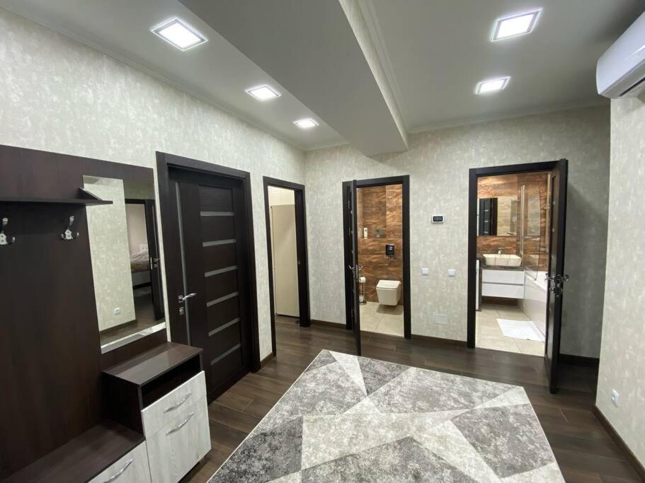 a room with a bathroom with a sink and a mirror at DendrariumParkApartments in Chişinău