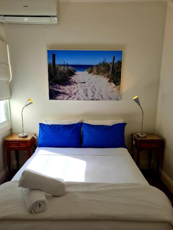 Una cama o camas en una habitación de Byron Palms Guesthouse & Spa - Adults Only