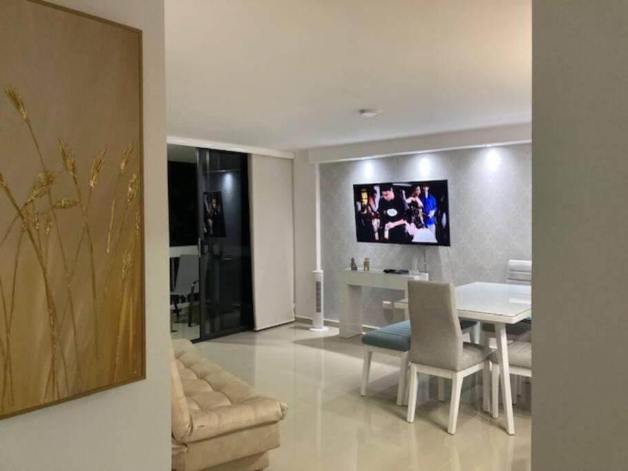 TV a/nebo společenská místnost v ubytování Hermoso Apartamento en el Rodadero, a tan sólo una cuadra de la playa!