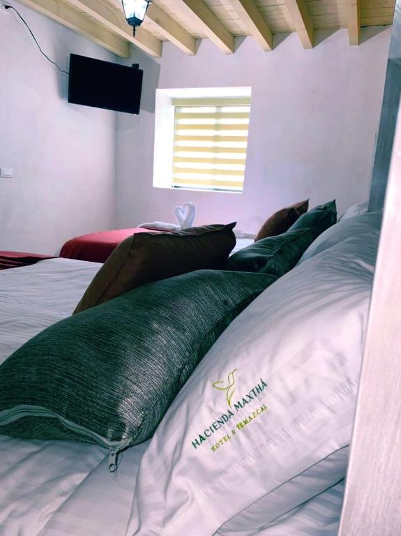 Postel nebo postele na pokoji v ubytování Hotel & Temazcal Hacienda Maxthá